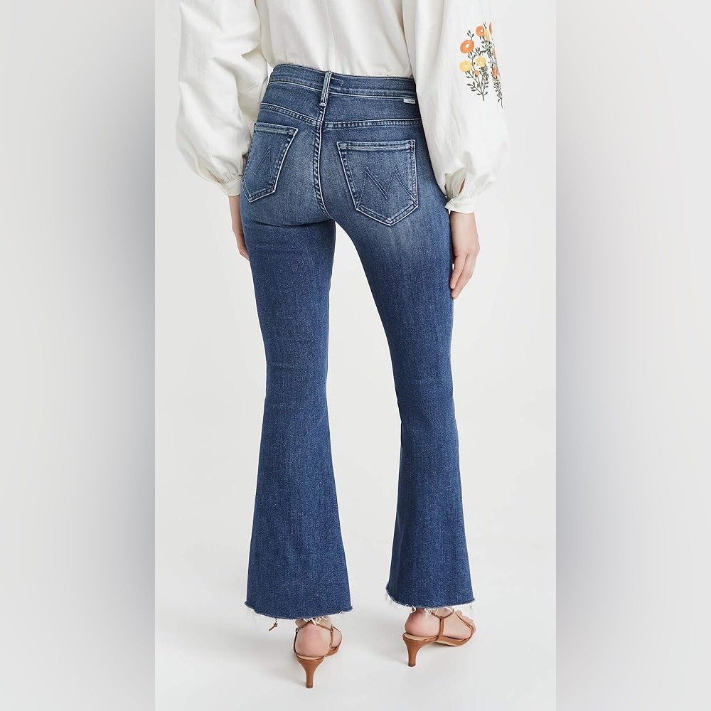 Mother Weekender Fray - mid-rise flare jeans in color Groovin’